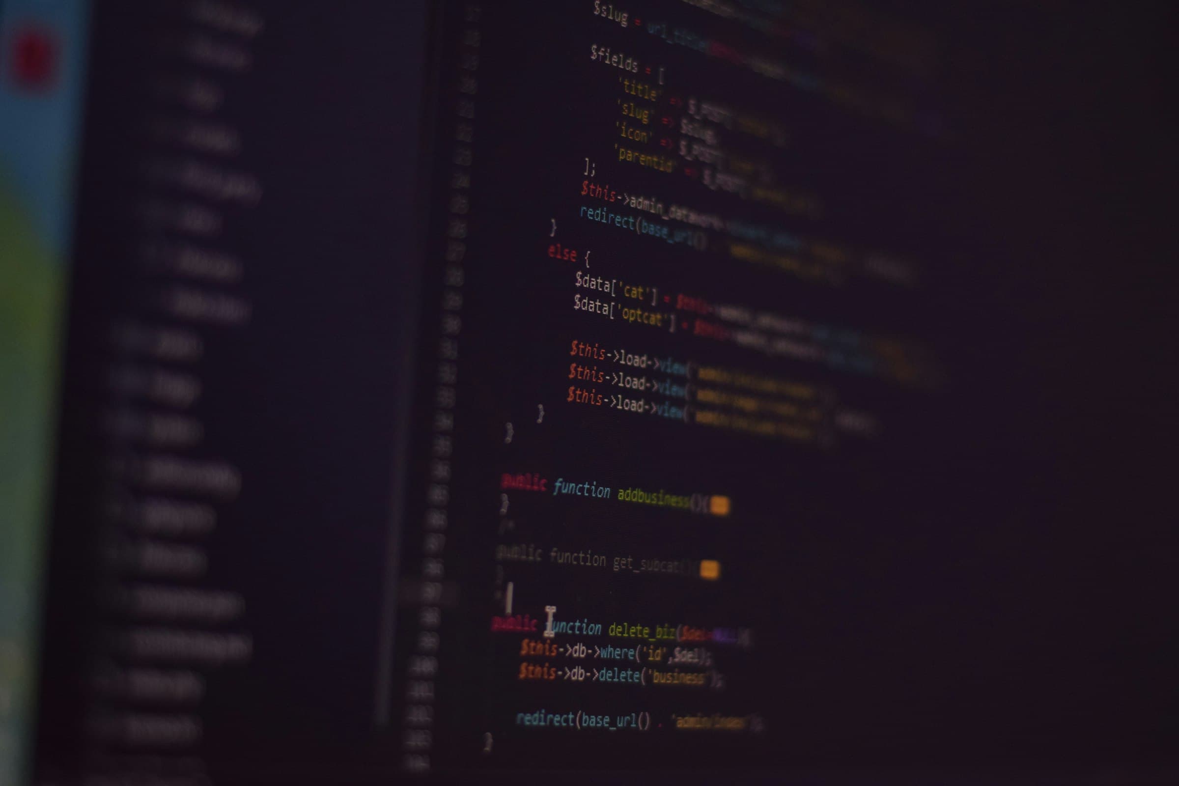 Unscharfer Code-Editor auf dunklem Bildschirm